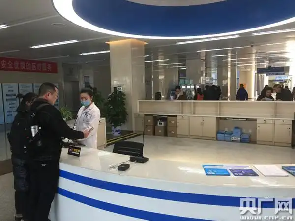 门诊大厅里的人工服务台(央广记者 张鸿昊 摄)