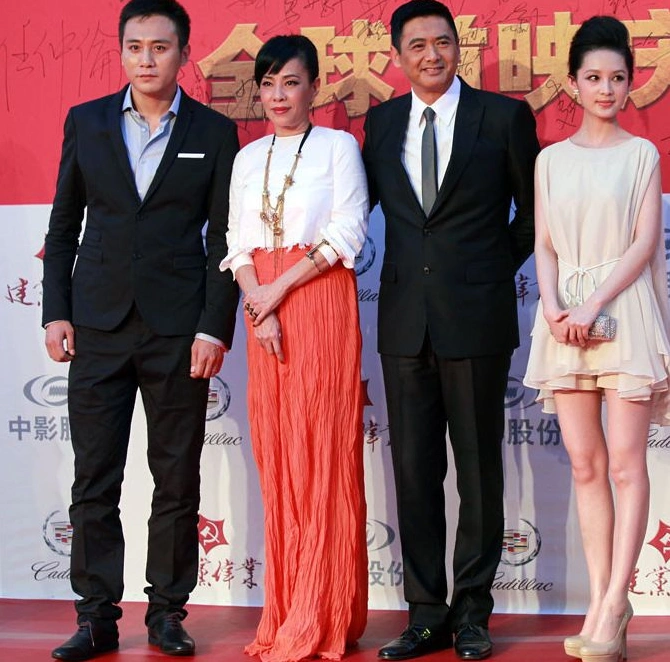 182cm的陆毅绝对算是高个子,和184cm的何润东比起来稍稍矮了一点点!