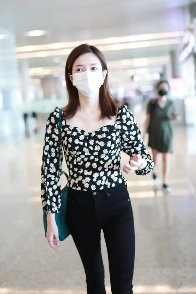 穿条紧身裤走机场腿缝这么大,看着太骨感了|碎花|江疏影|紧身裤_新浪