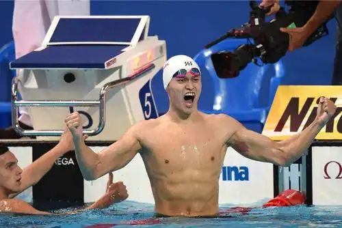 原创真尴尬男游泳运动员赛前需要刮毛短小的泳裤引人注目