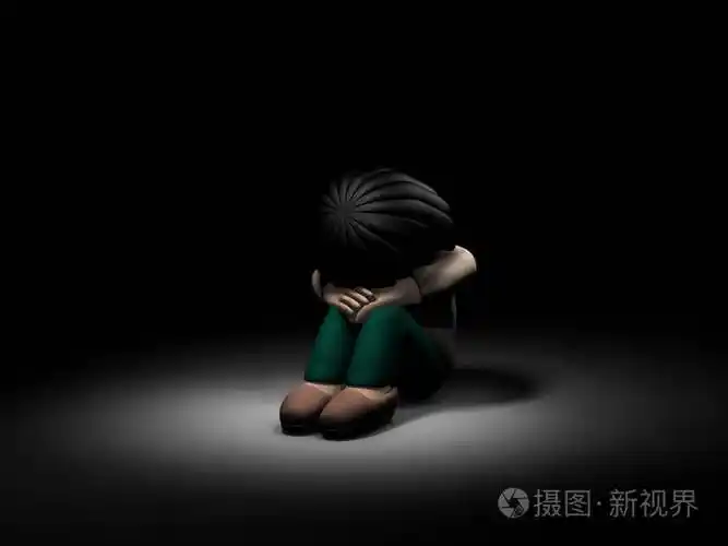 一个独自蹲在黑暗中的女孩她又孤独又害怕da公司