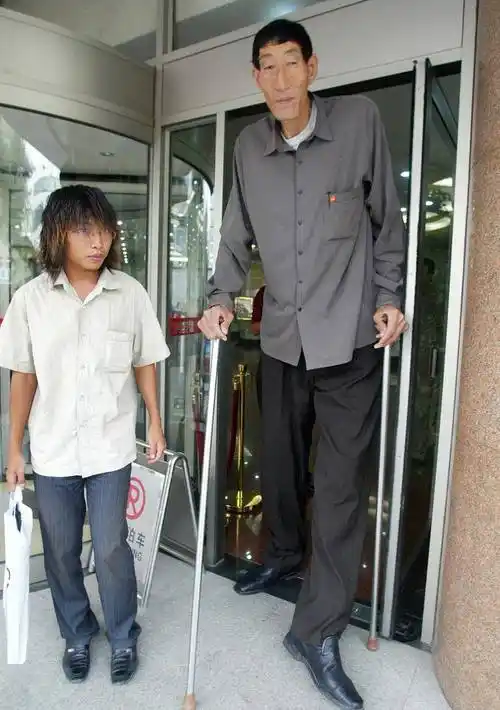 中国第一巨人2米36,不顾医生反对执意生子,儿子10岁身高1米6_鲍喜顺