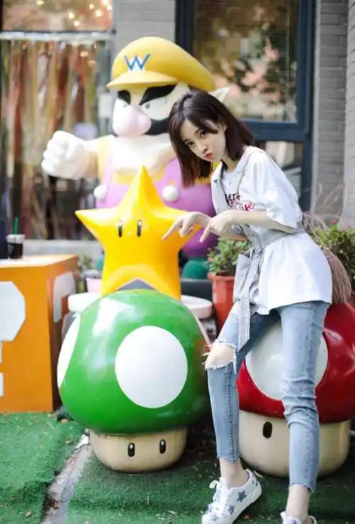 小个子冯提莫衣品很不错,白t恤配樱桃牛仔裤,清新时尚又甜美_服装