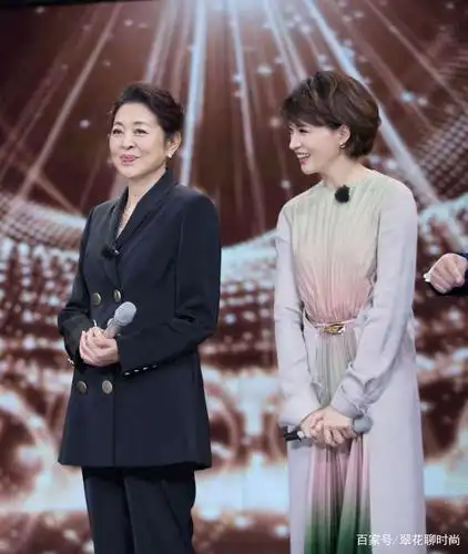 虽然倪萍阿姨年纪大了,但是身材依旧在线,加上173公分的优越身高,穿搭