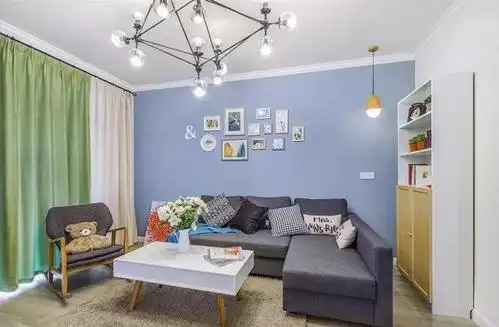 客厅客厅沙发的蓝色的背景墙上做了照片墙的设计,灰色的布艺沙发