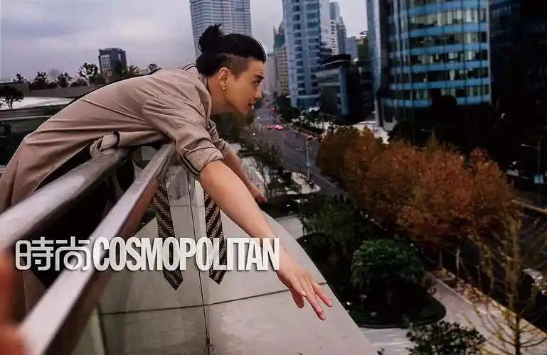 有没有鹅喜欢周一围～发型大背头那一类的