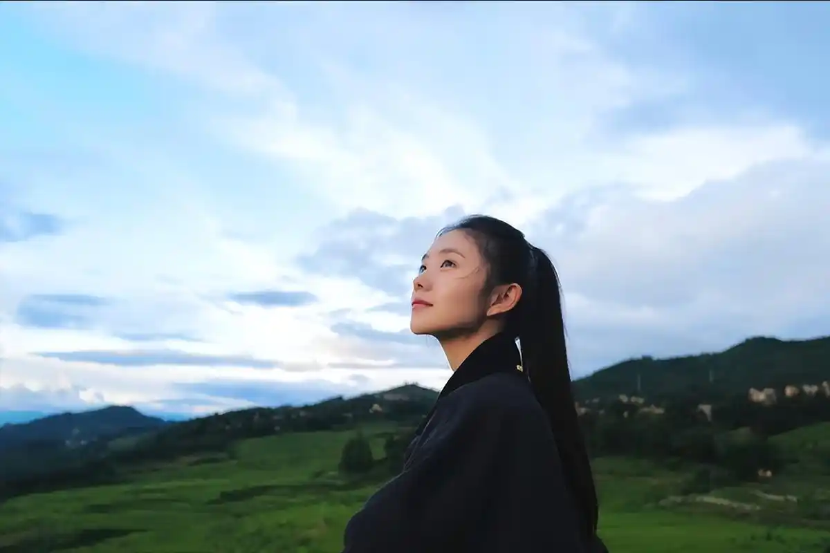 刘浩存六宫格旷野大片,面庞纯澈高马尾清爽酷飒