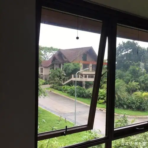 可以按照家里的需求选择合适的款式,上悬窗它是把合页安装在窗户的