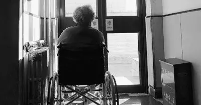 朝阳区颐园老年公寓的一位老人面门而坐.郭燕摄