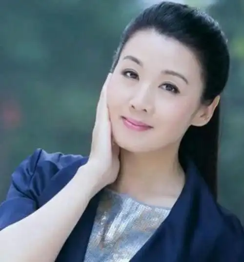 因为韩再芬的母亲是黄梅戏演员,所以,韩再芬一出生时,就与中国五大