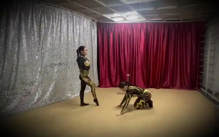 蒙古玫瑰马戏团柔术女孩软功训练