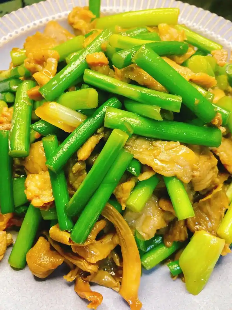 蒜苔炒肉.#图文伙伴计划  1:蘑菇和蒜苔焯水 2:把肉炒好 - 抖音