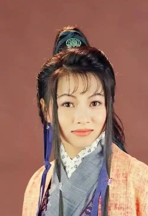 "建宁公主"刘玉翠一点没变,素颜自拍状态好,就是星味淡了许多_短发