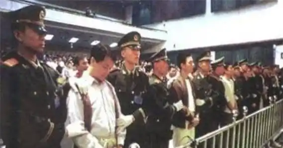 "悍匪"张子强手下,在老家建6栋别墅,儿子18岁生日送300万奔驰