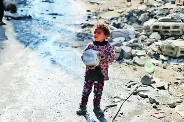 2月27日,在加沙地带北部的杰巴利耶难民营,一名儿童等待