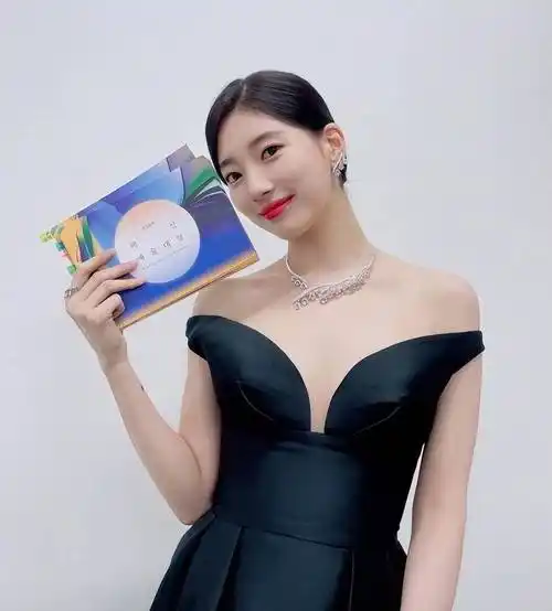 露肩礼服,百想的偶像裴秀智,秀美的肩部曲线,庄重又不失性感_艺术