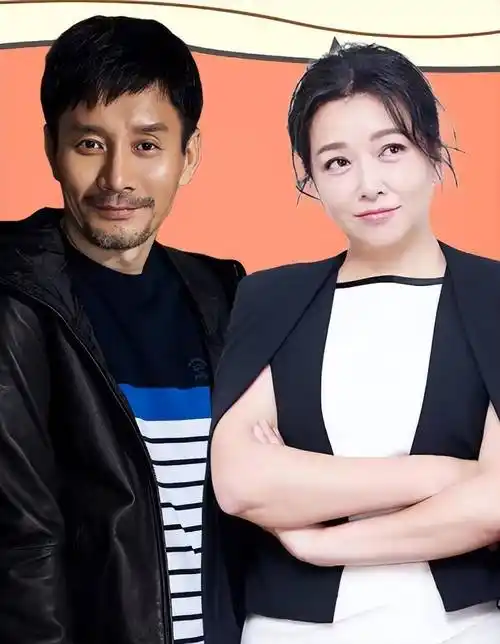 江珊和田小洁逛街, 背超大购物袋, 素颜看着仍比老公年轻十几岁