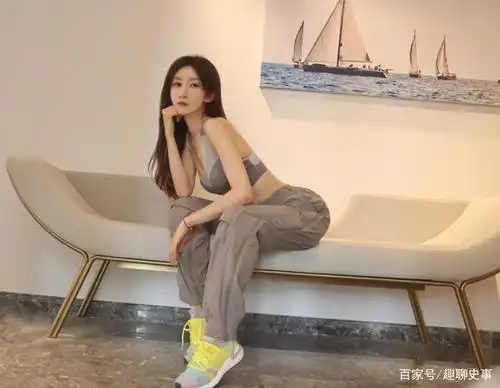 "医学世家"背景的她,坐拥400多万粉丝,同款翘臀动作给到你