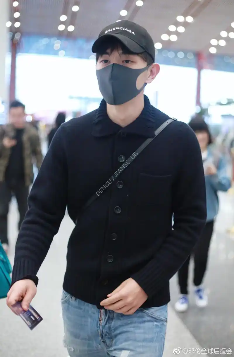 北京长沙   今天邓伦迈着矫健的步伐奔赴机场,即将前往工作岗位.