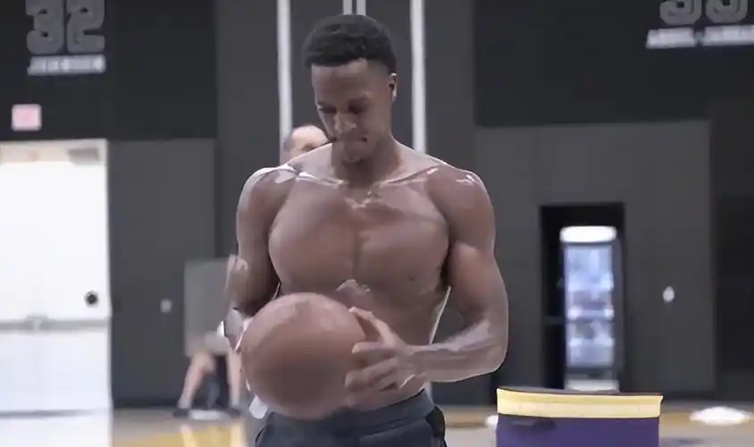 穿衣显瘦,脱衣有肉!林书豪麒麟臂粗壮,欧文六块腹肌轮廓分明