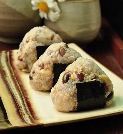 豆再加入适量洗净的糯米和小米.