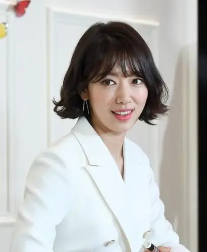 短发的朴信惠看起来也是女人味十足是我们的女神呀