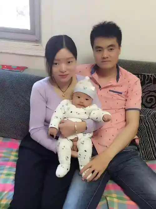 我满月啦,和爸爸妈妈合影留念