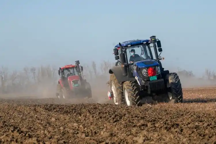 在新疆乌苏市石桥乡的一处棉田里,国产大马力拖拉机在犁地(3月31日摄)