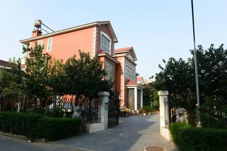 p>帝苑别墅位于郑州西开发区,占地面积270亩. /p>