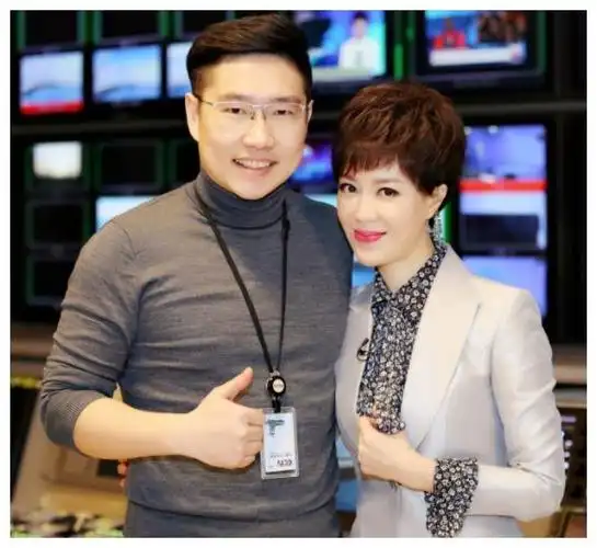 46岁央视主持李文静戴假发10多年与老公一直坚持成为丁克一族