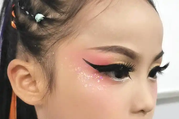 文艺表演不知道昨天小朋友们的节目中是不是都拥有美美哒的舞台妆呢?