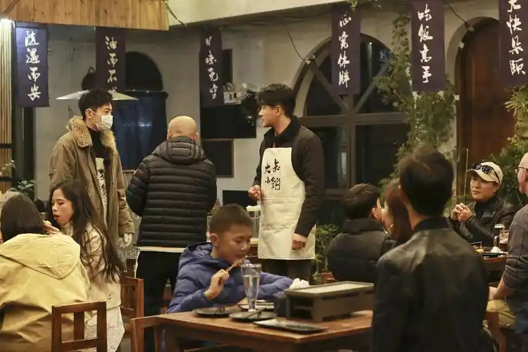 佟大为《大叔小馆》自创凌波微步舞 与郭京飞搞笑互怼|大叔小馆|郭京