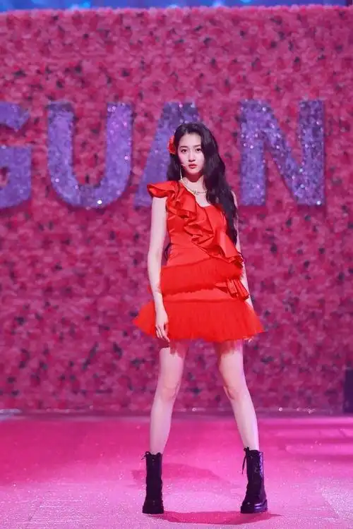 王牌对王牌关晓彤红裙卷发青春灵动甜美度超标