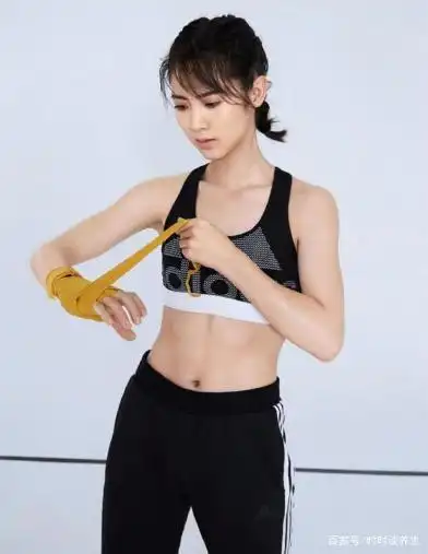 25岁演员邢菲的塑形路,坚持各项运动克制饮食,纤细高挑身材吸睛