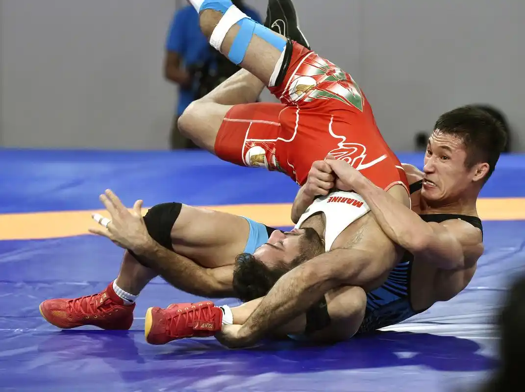 摔跤——男子65公斤级资格赛:中国选手叶尔兰别克·卡泰晋级(1)