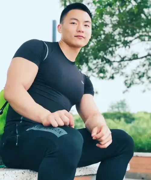 寸头肌肉小哥太吸睛,粗壮麒麟臂走红网络,更有完美胸肌