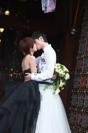 张超,热依扎结婚剧照