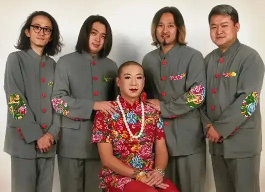 "二手玫瑰"乐队主唱梁龙,由于经常在台上用旦角的表现方式做反串表演