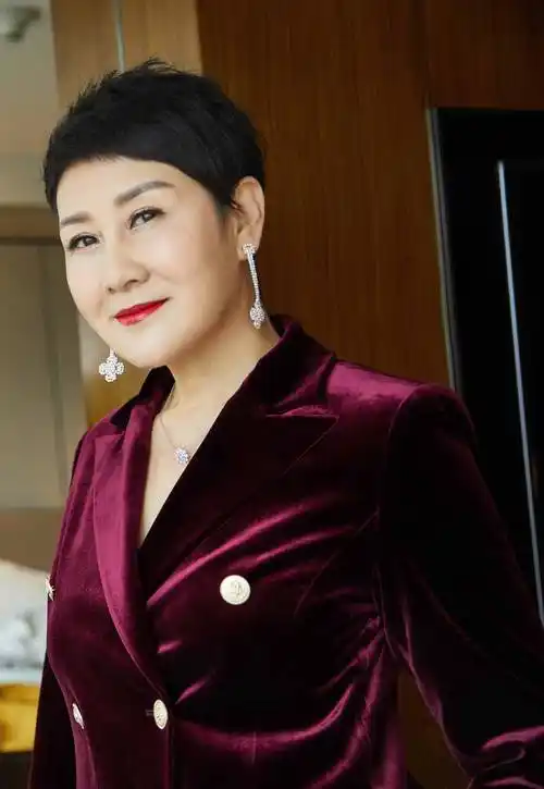 原创58岁张凯丽机场大长腿少女粉穿搭超时尚大妈不是装美是真年轻