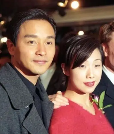 张国荣和众多女星的合影,每一张看起来都像是新郎