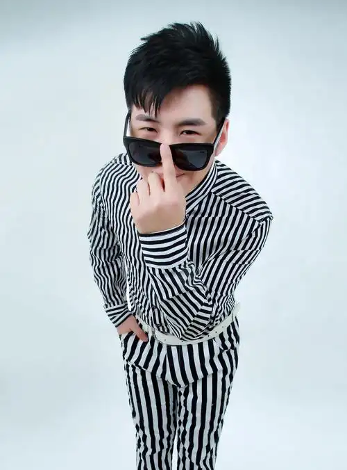 内地男歌手于清龙.