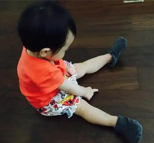 朱亚文二胎再得女儿!晒"妹妹"脚印喜气洋洋