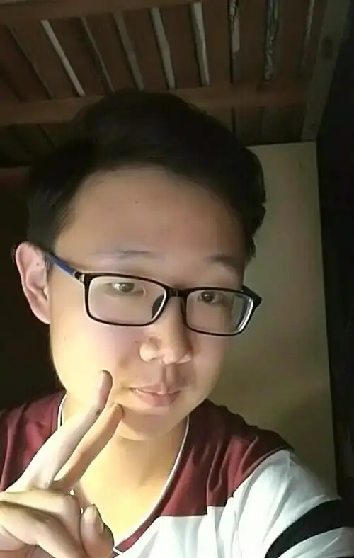 都说五官小的人丑,这个男生长得怎么样,追女孩会失败吗