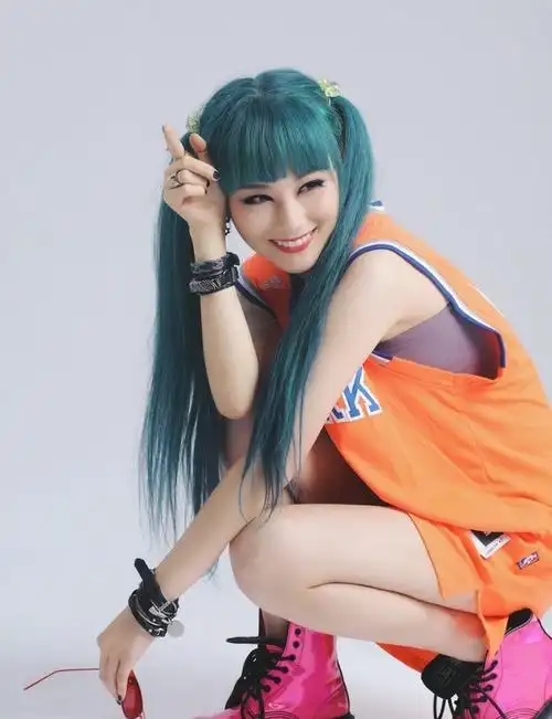 唐人街探案2中的美女黑客, 尚语贤出道便与冯