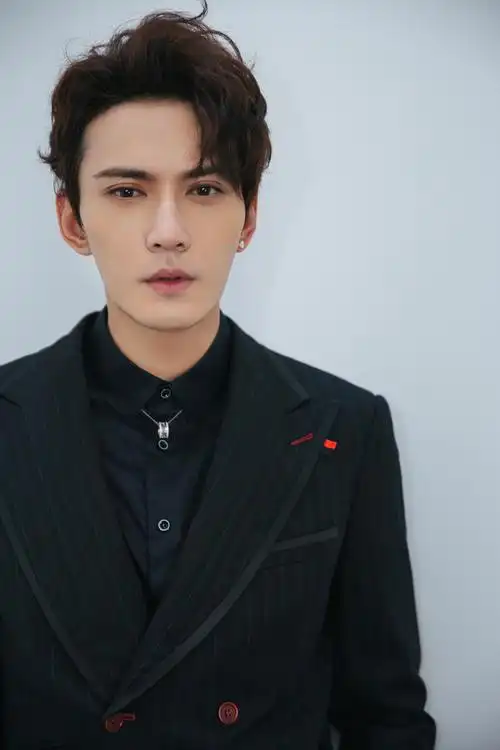 ,原名徐正曦,1985年5月5日出生于上海市,中国