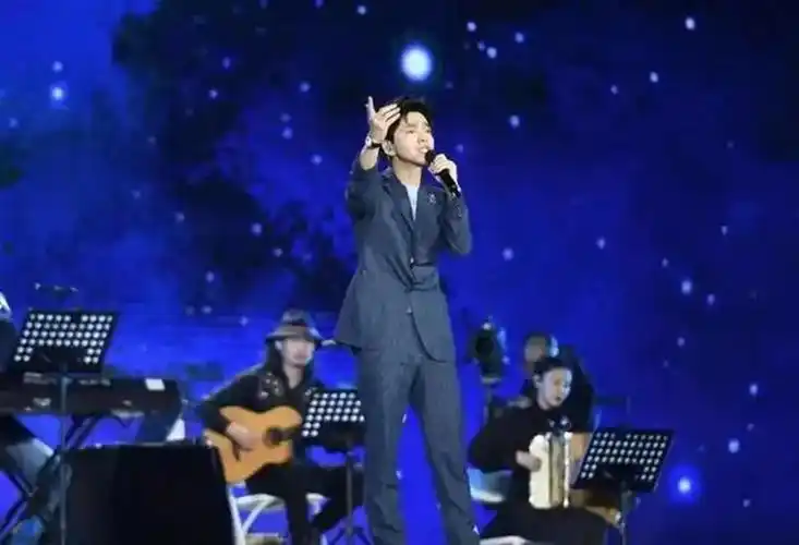 那一段段往日的时光,总是让我难忘……"李健在清华校庆上唱的这首新歌