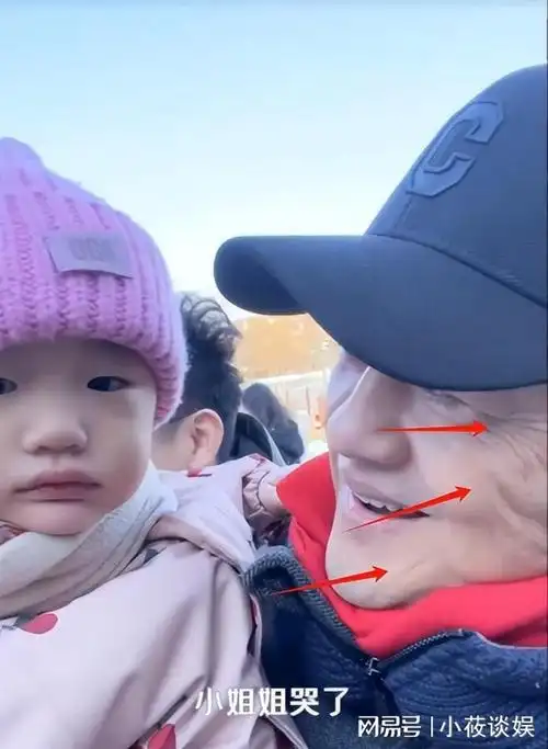 李亚鹏一家三口什刹海散步嘟起嘴巴亲女儿皮肤松弛像老人