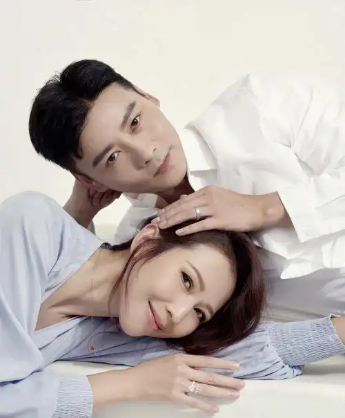 蔡少芬张晋夫妻登杂志,老夫老妻狂秀恩爱,47岁蔡少芬少女感十足