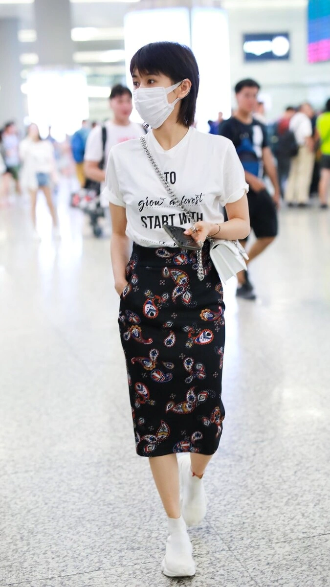 王子文恋爱后打扮更嫩了白t恤配碎花裙清新减龄俏皮活泼