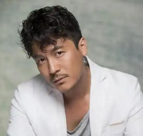 演员王东是一位名不见经传的十八线艺人,很多人根本不认识他,但提起